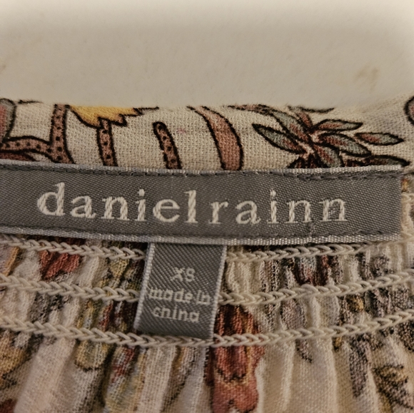 Cute long sleeve top, multi color size xs, I think would work for a small too - Picture 3 of 7